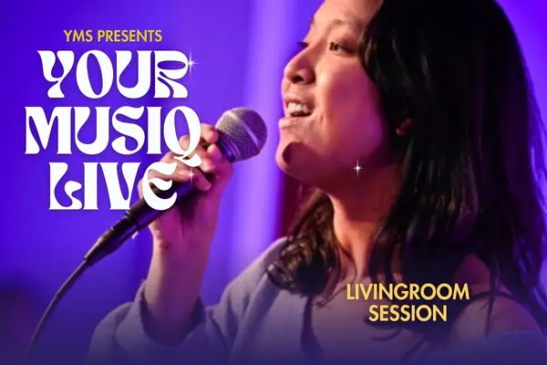 foto van een jonge zangeres tijdens onze Your Musiq Liv livingroomsessie